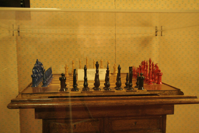 Шахматный столик с потайными ящиками, в которых хранилась газета Искра