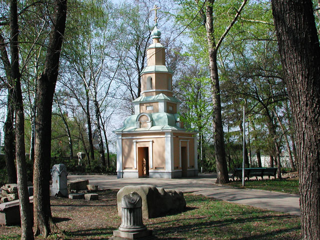 Мемориальное кладбище около церкви на ул. Минаева