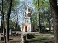 Мемориальное кладбище около церкви на ул. Минаева