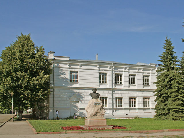 Памятник - бюст И. А. Гончарова