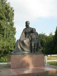 Памятник М. А. Ульяновой и В. Ульянову